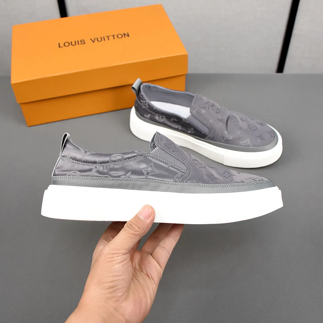 PP400❣️❣️❣️LV breathable cloth shoes, the upper is made of comfortable and breathable fabric, and the ultra-light rubber foam outsole. Men's size 39-44.